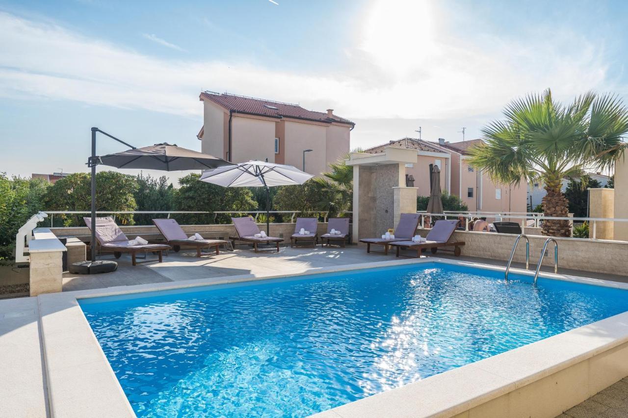 Apartment & Danivan Pool B Novalja