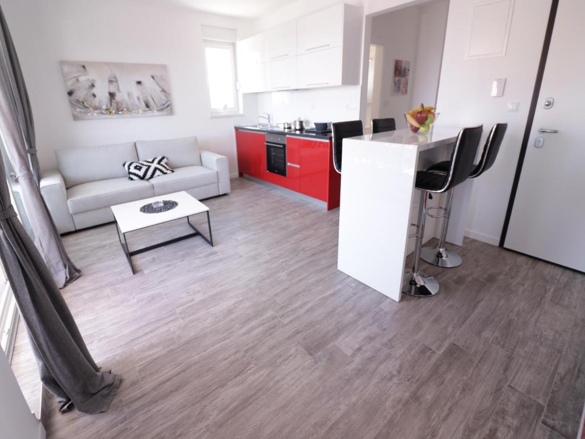 Apartment & Danivan Pool B Novalja