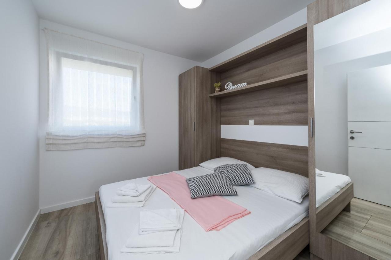Apartment & Danivan Pool B