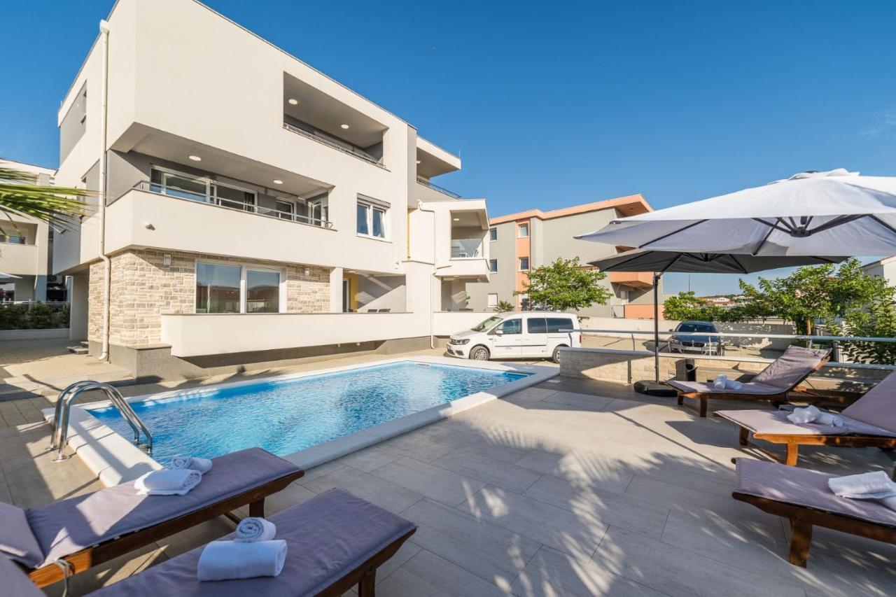 Apartment & Danivan Pool B
