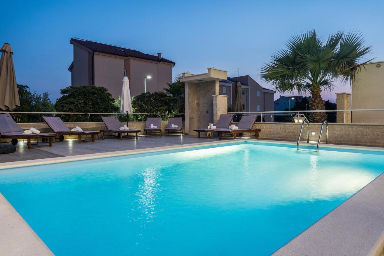 & Danivan Pool B Apartment *