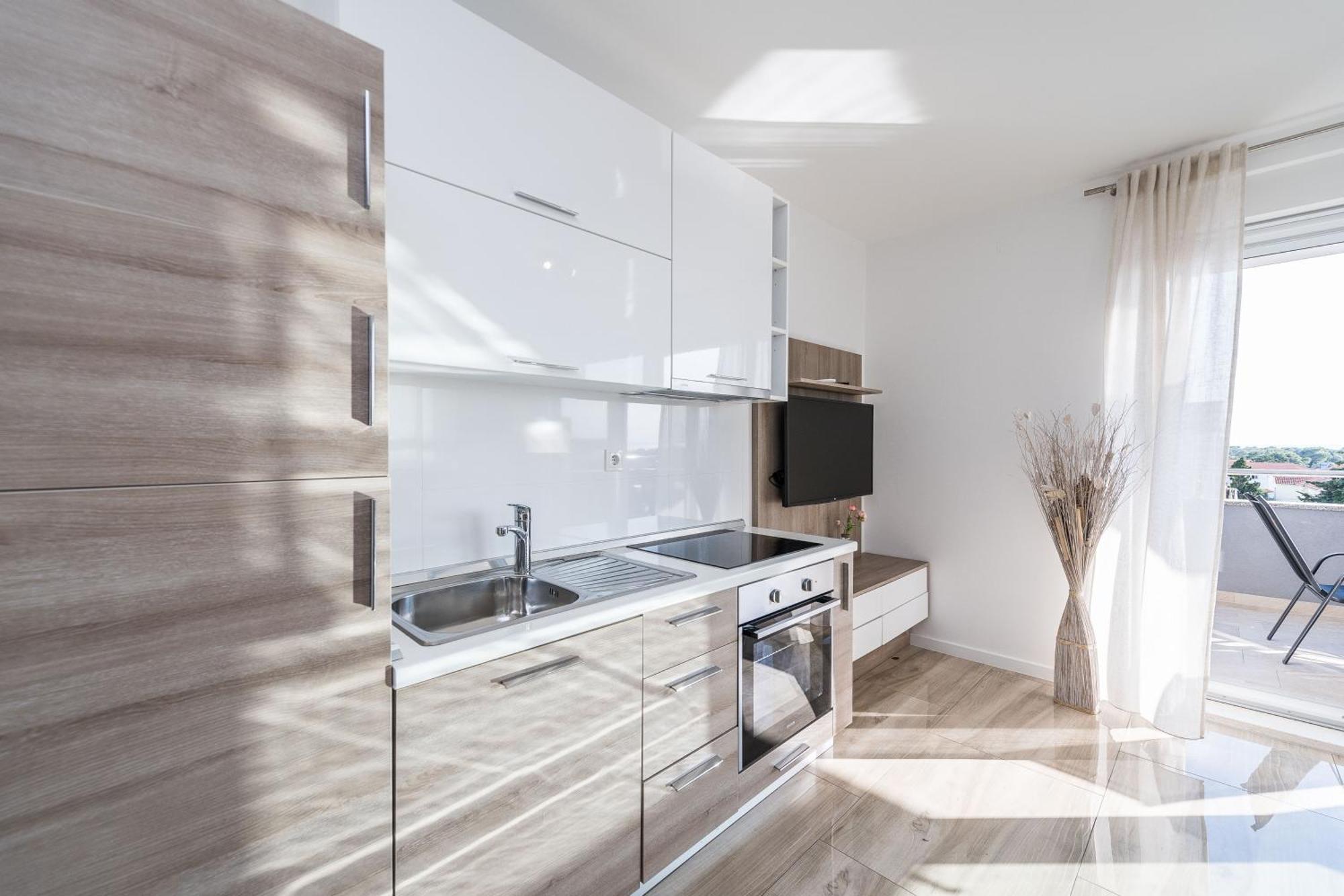 Apartment & Danivan Pool B