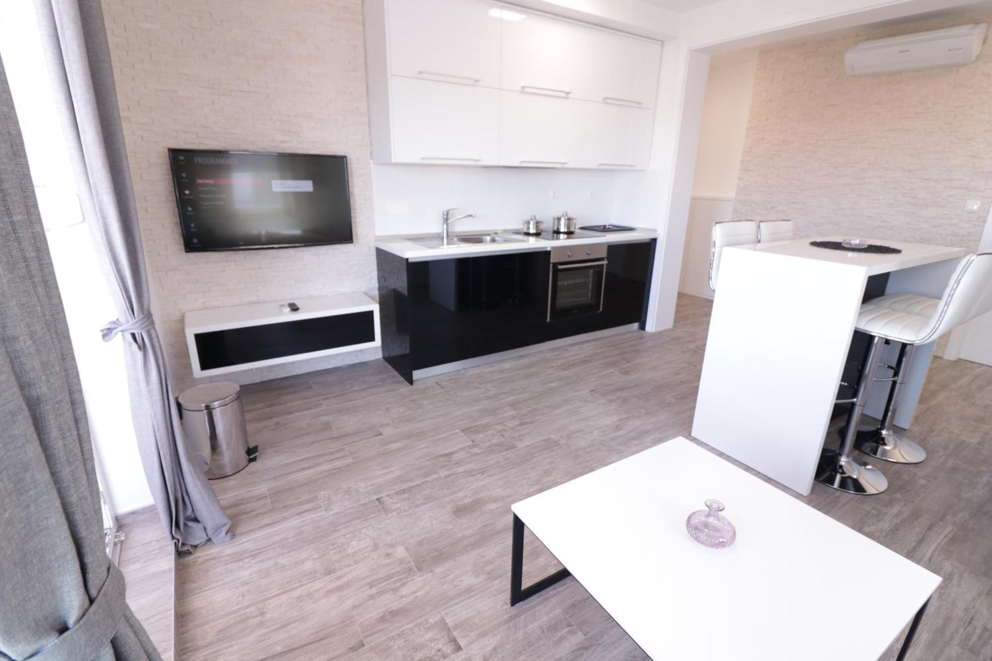 & Danivan Pool B Apartment